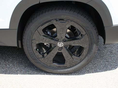 New 2025 Volkswagen Taos SE image 9