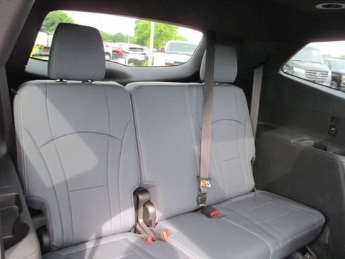 Used 2022 Buick Enclave Essence w/ Experience Buick Package FWD image 23
