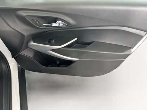 Used 2025 Chevrolet Trax LS FWD image 30