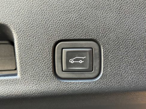 Used 2024 Chevrolet Traverse RS FWD image 39