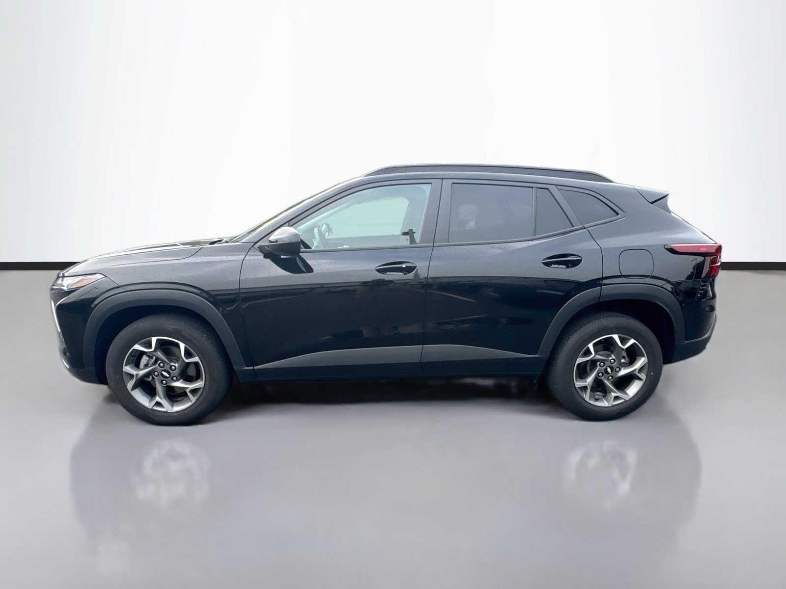 Used 2024 Chevrolet Trax LT w/ LT Convenience Package FWD image 4