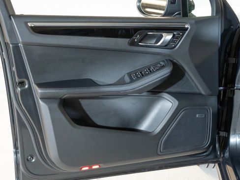 Certified 2026 Porsche Macan AWD/4WD image 17
