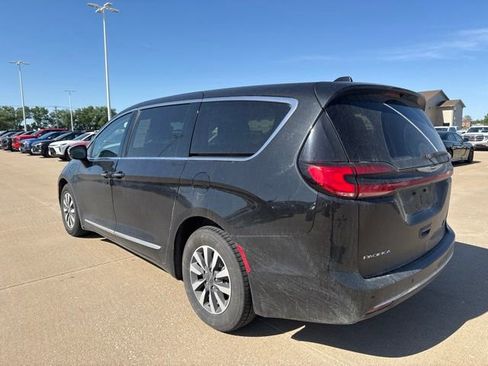 Used 2023 Chrysler Pacifica Limited FWD image 4