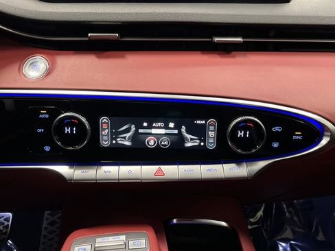 Used 2025 Genesis GV70 3.5T Sport image 21