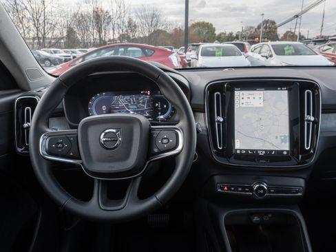 Used 2023 Volvo XC40 B5 Plus image 27