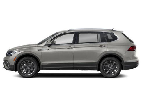 Used 2023 Volkswagen Tiguan SE w/ Panoramic Sunroof Package FWD image 3