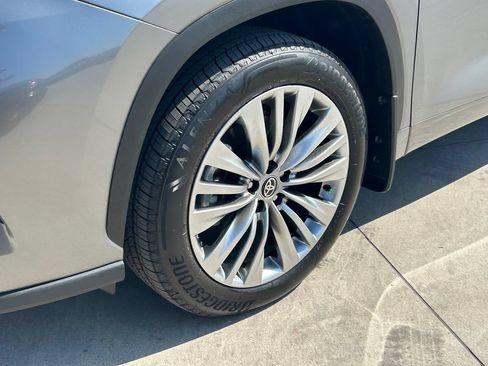 Used 2026 Toyota Highlander Platinum AWD/4WD image 9