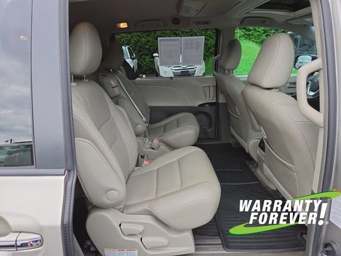 Used 2017 Toyota Sienna XLE Premium FWD image 17