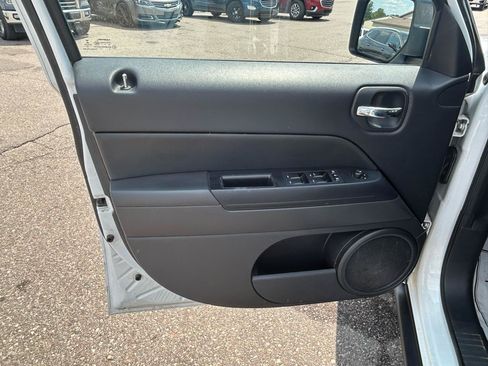Used 2016 Jeep Patriot Latitude AWD/4WD image 14