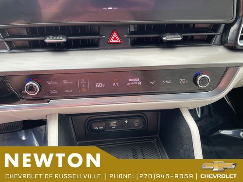 Used 2025 Kia Sportage EX FWD image 19