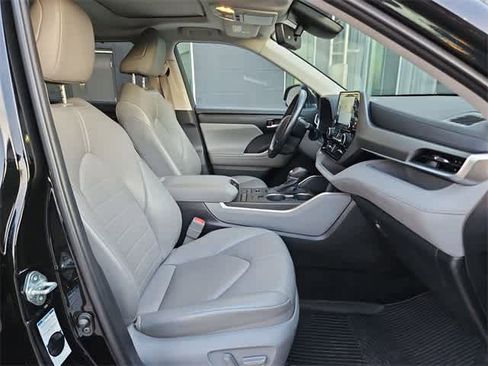 Used 2022 Toyota Highlander XLE image 24