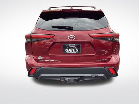 Used 2021 Toyota Highlander XLE AWD/4WD image 9