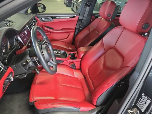 Certified 2024 Porsche Macan AWD/4WD image 5