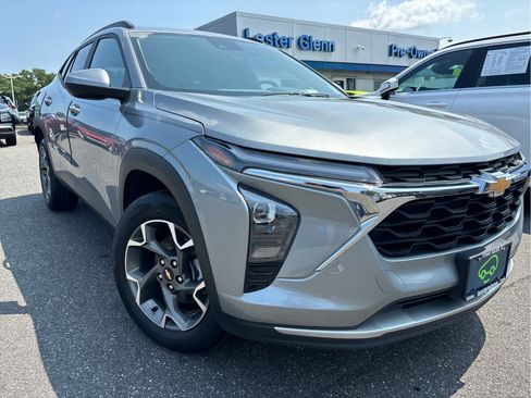 Certified 2025 Chevrolet Trax LT w/ LT Convenience Package FWD image 3