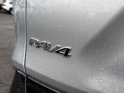 Used 2023 Toyota RAV4 SE image 8