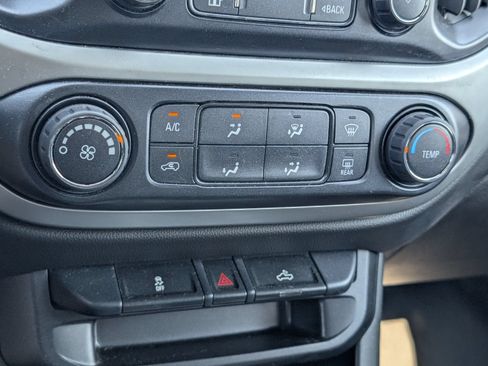 Used 2022 Chevrolet Colorado LT w/ LT Convenience Package RWD image 12