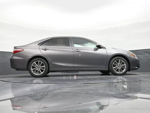 Used 2016 Toyota Camry SE FWD image 25