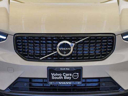 Certified 2025 Volvo XC40 B5 Ultra w/ Climate Package image 7