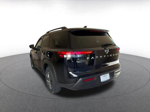 Used 2025 Nissan Pathfinder SV image 11