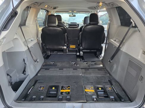 Used 2014 Toyota Sienna SE FWD image 28