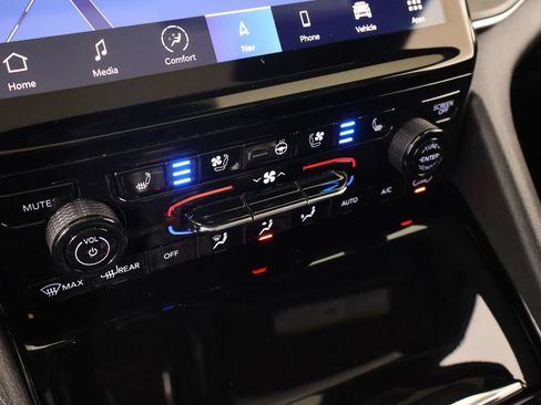 Used 2023 Jeep Grand Cherokee Overland w/ Luxury Tech Group IV AWD/4WD image 8