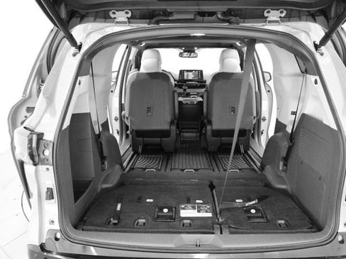 Used 2024 Toyota Sienna XSE image 43