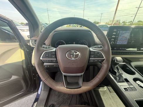 Used 2022 Toyota Sienna Platinum image 16