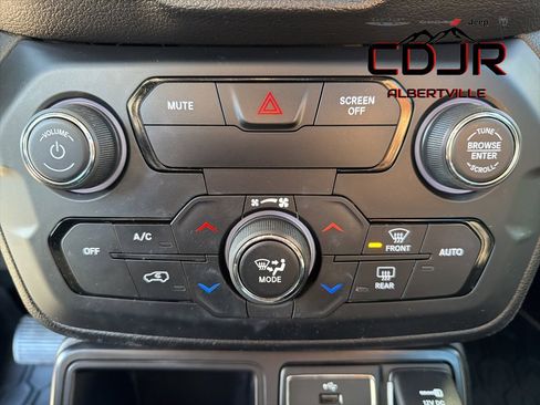 Used 2018 Jeep Renegade Latitude w/ Popular Equipment Group image 34