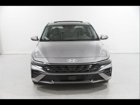 Certified 2025 Hyundai Elantra Limited FWD image 2
