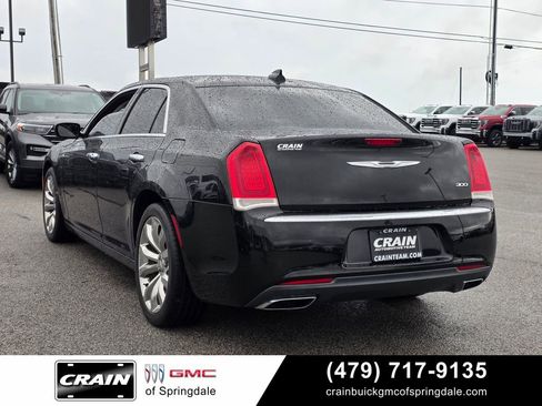 Used 2018 Chrysler 300 Limited RWD image 5