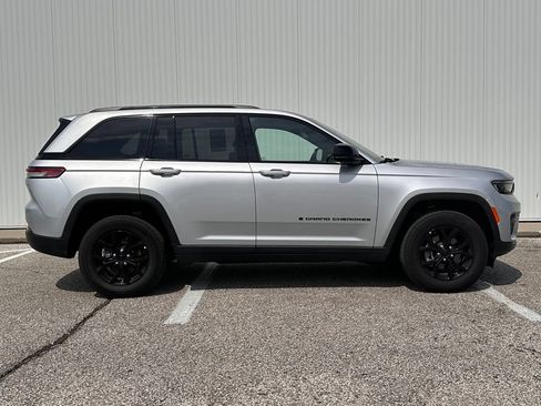 Used 2025 Jeep Grand Cherokee Altitude AWD/4WD image 9