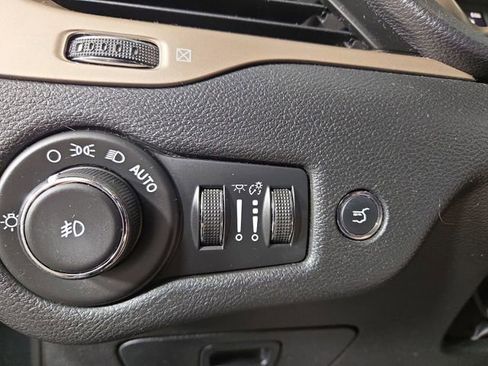 Used 2017 Jeep Cherokee 75th Anniversary FWD image 28