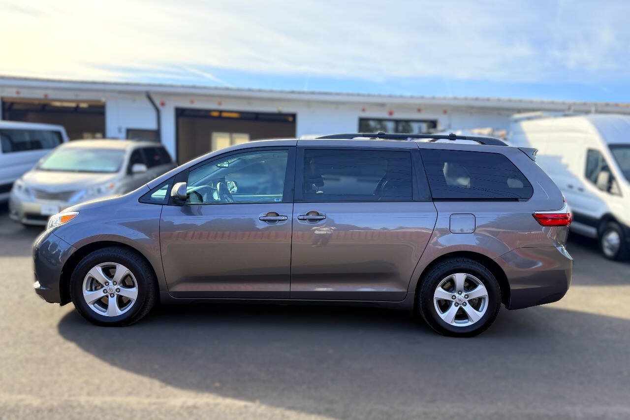 Used 2017 Toyota Sienna LE FWD image 3