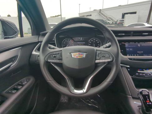 Used 2025 Cadillac XT6 Luxury image 14