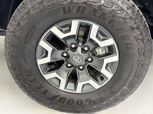 Used 2023 Toyota Tacoma TRD Off-Road w/ TRD Premium Off Road Package AWD/4WD image 31