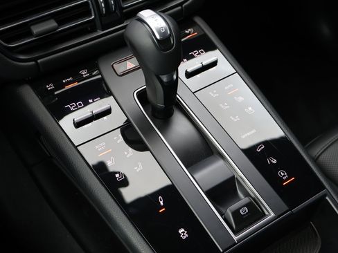 Certified 2024 Porsche Macan Turbo image 21