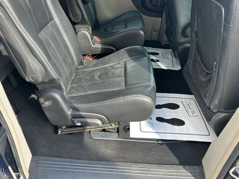 Used 2015 Chrysler Town & Country Touring-L w/ Driver Convenience Group image 11