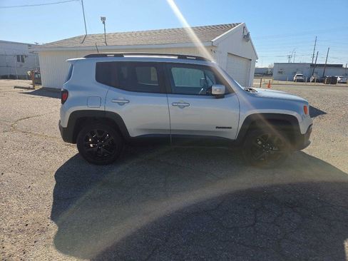 Used 2018 Jeep Renegade Altitude image 6