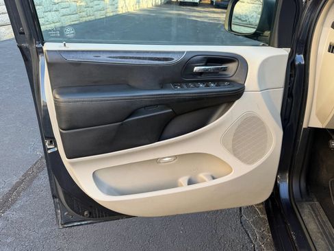 Used 2014 Chrysler Town & Country Touring FWD image 25