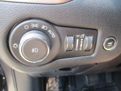 Used 2019 Jeep Cherokee Limited AWD/4WD image 24