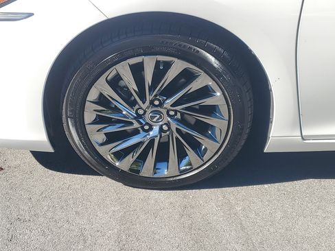 Certified 2024 Lexus ES 350 Ultra Luxury image 4