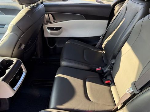 Used 2024 Kia Carnival LX image 28