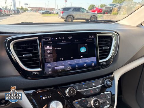 Used 2024 Chrysler Pacifica Touring-L FWD image 23