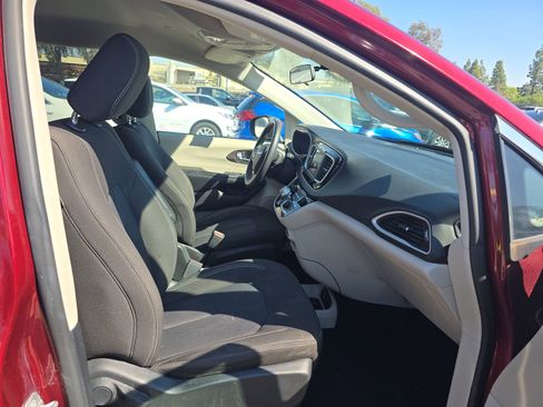 Used 2022 Chrysler Voyager LX image 13