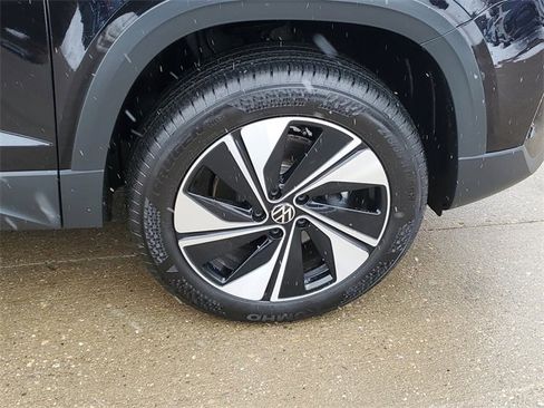 Used 2025 Volkswagen Taos SE image 6