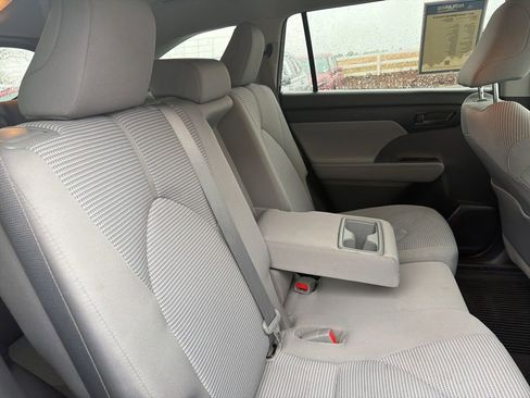Used 2021 Toyota Highlander LE image 26