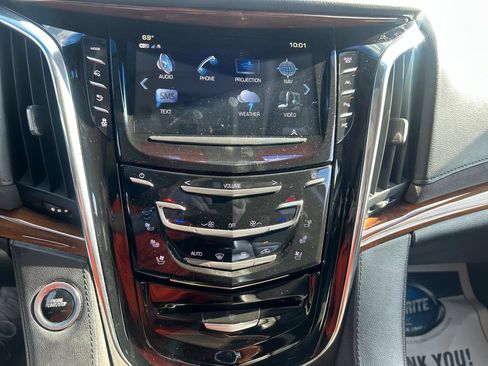 Used 2017 Cadillac Escalade Luxury image 25