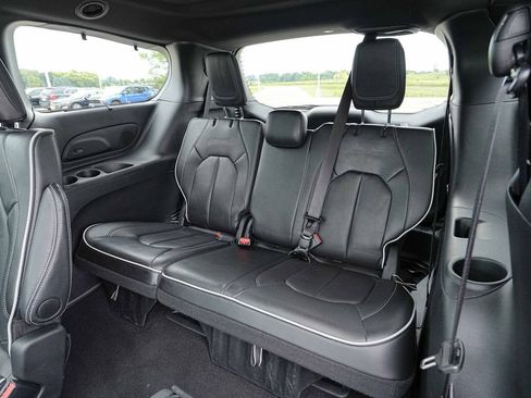 Used 2025 Chrysler Pacifica Limited FWD image 20
