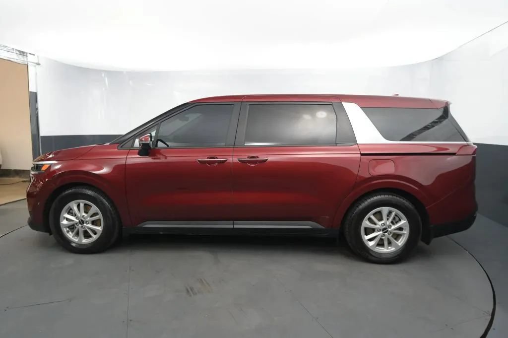 Used 2023 Kia Carnival LX FWD image 2