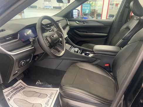 New 2025 Jeep Grand Cherokee Altitude image 7